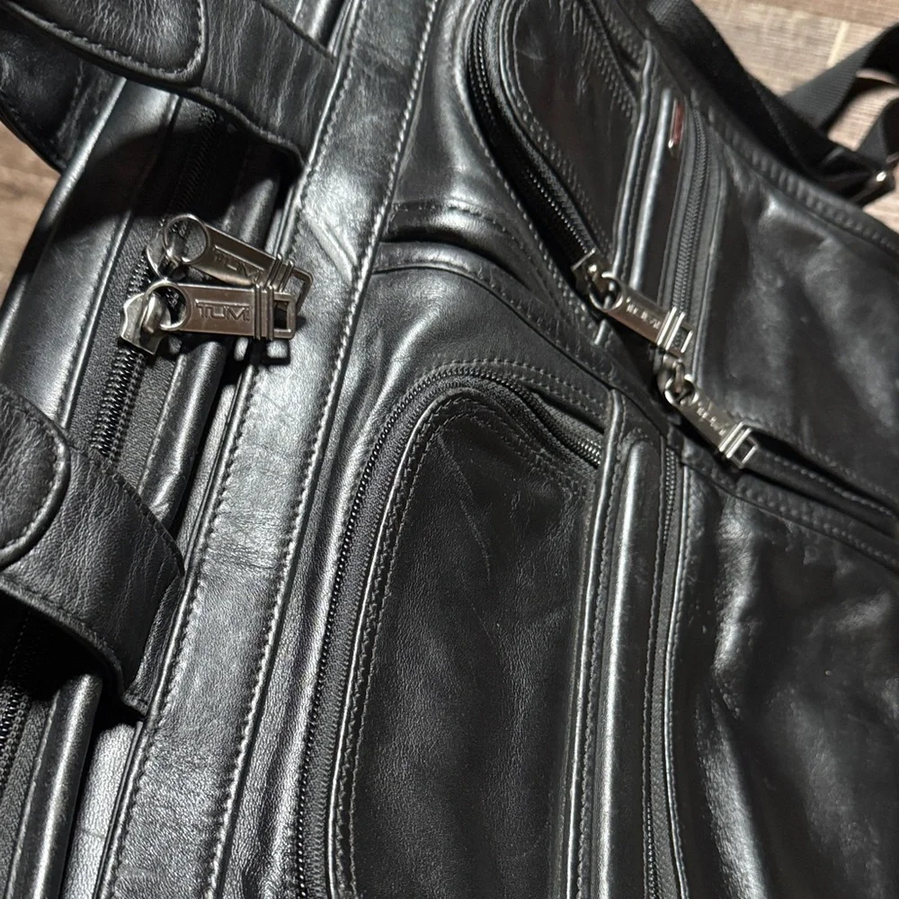 TUMI Alpha Expandable Leather Briefcase/ 💼 Laptop Messenger Shoulder Bag